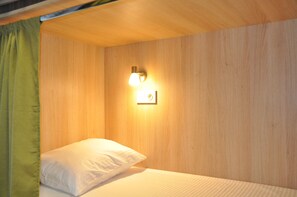 ห้องพักรวม, ผู้ชายเท่านั้น, ห้องน้ำรวม (4 Beds #1) | ผ้าปูที่นอนฝ้ายอียิปต์, เครื่องนอนระดับพรีเมียม, ห้องเก็บเสียง