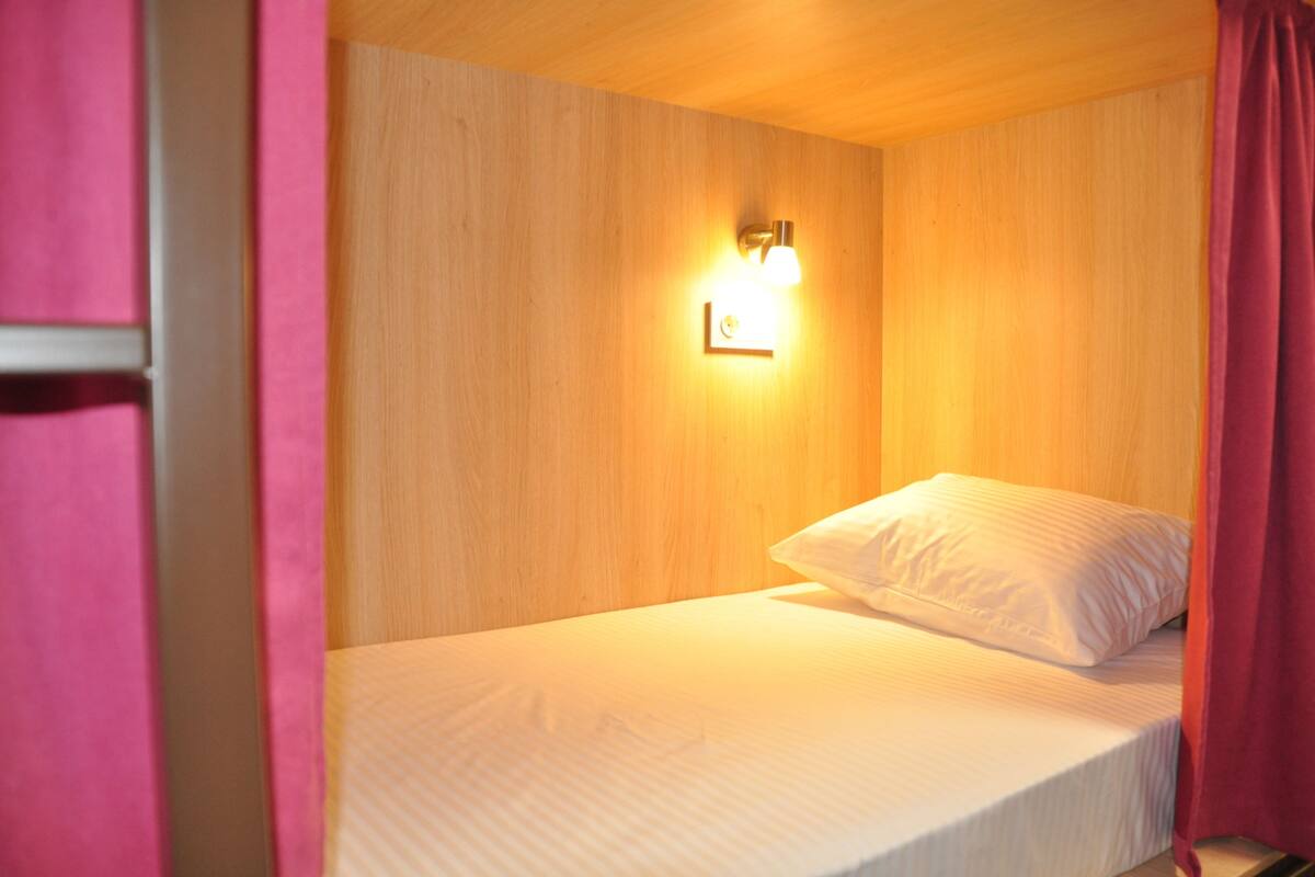 Slaapzaal, alleen voor vrouwen, gedeelde badkamer (4 Beds #11) | Lakens van Egyptisch katoen, luxe beddengoed, geluiddichte muren