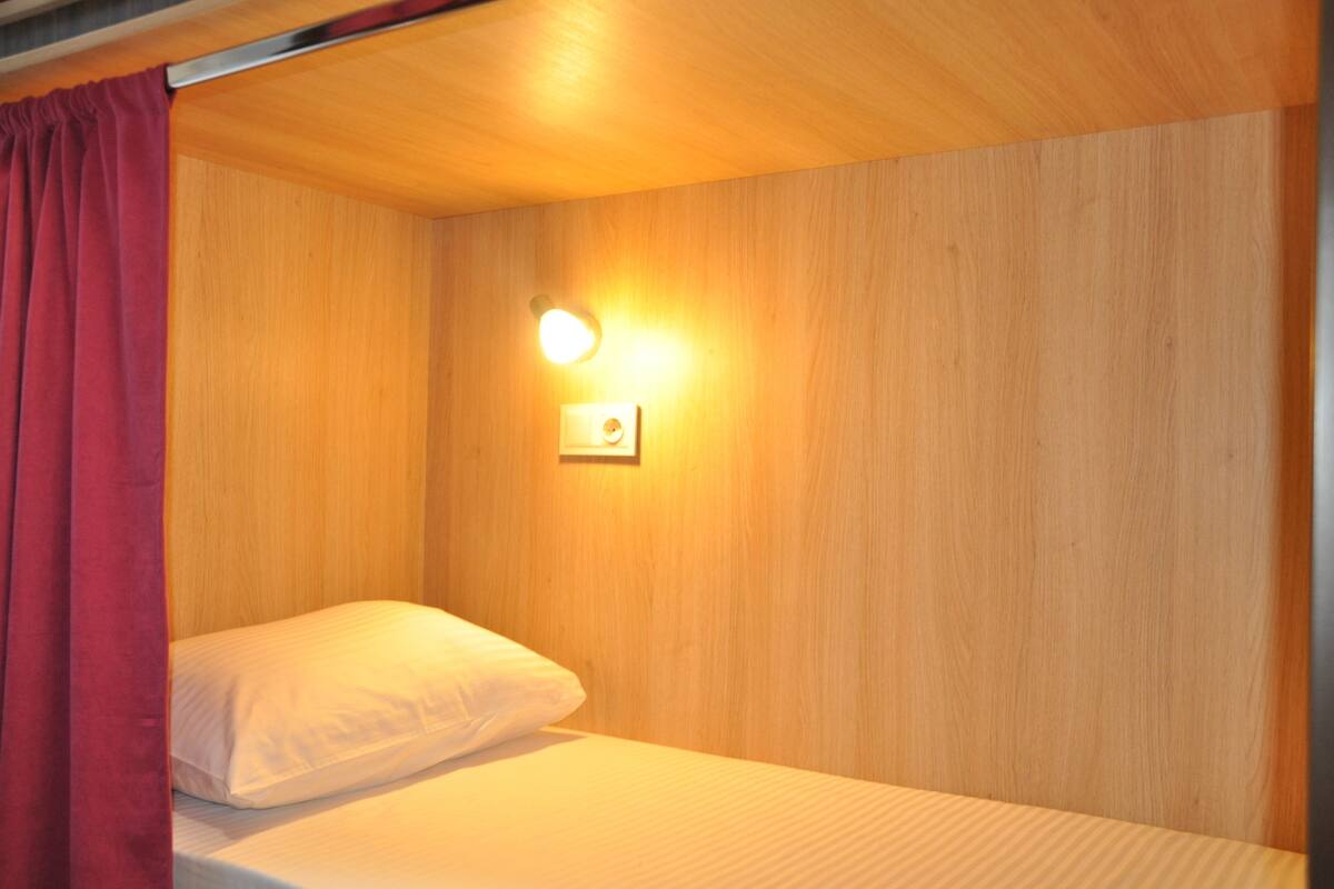 Slaapzaal, alleen voor mannen, gedeelde badkamer (4 Beds #8) | Lakens van Egyptisch katoen, luxe beddengoed, geluiddichte muren