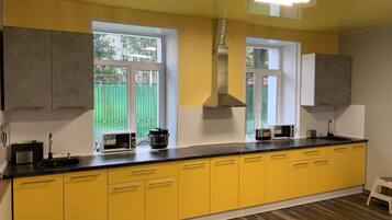 Een koelkast/vriezer, een magnetron, een kookplaat, een broodrooster