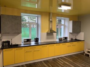 Full-sized fridge, microwave, stovetop, toaster