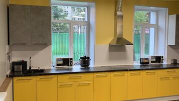 Een koelkast/vriezer, een magnetron, een kookplaat, een broodrooster