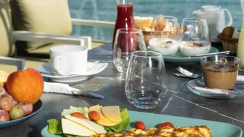 Daily continental breakfast (TND 30 per person)