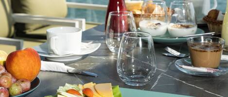 Daily continental breakfast (TND 30 per person)