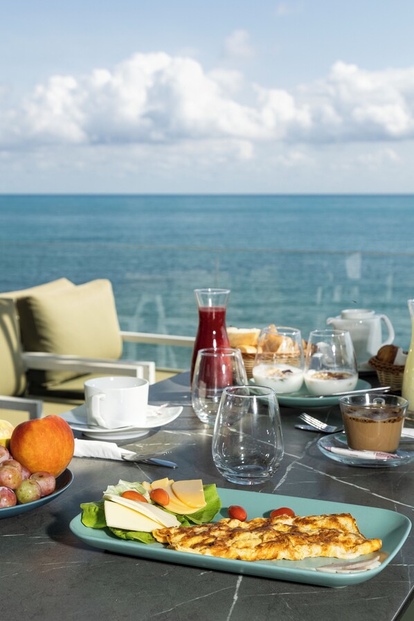 Desayuno continental diario (TND 30 por persona)