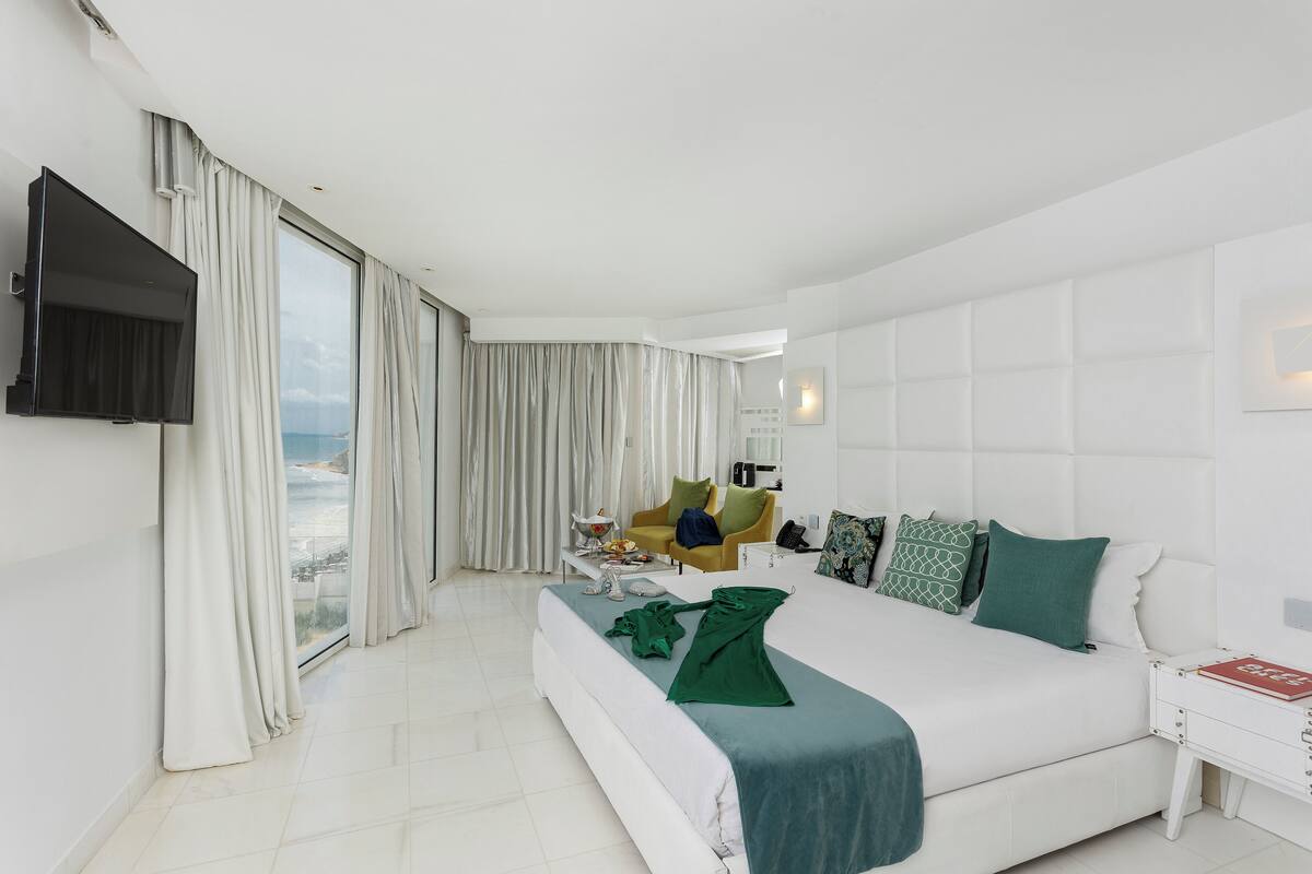 Honeymoon Suite, 1 Bedroom | Minibar, in-room safe, desk, soundproofing