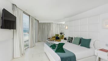 Honeymoon suite, 1 slaapkamer | Een minibar, een kluis op de kamer, een bureau, geluiddichte muren