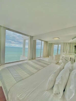 Minibar, caja de seguridad en la habitación y escritorio