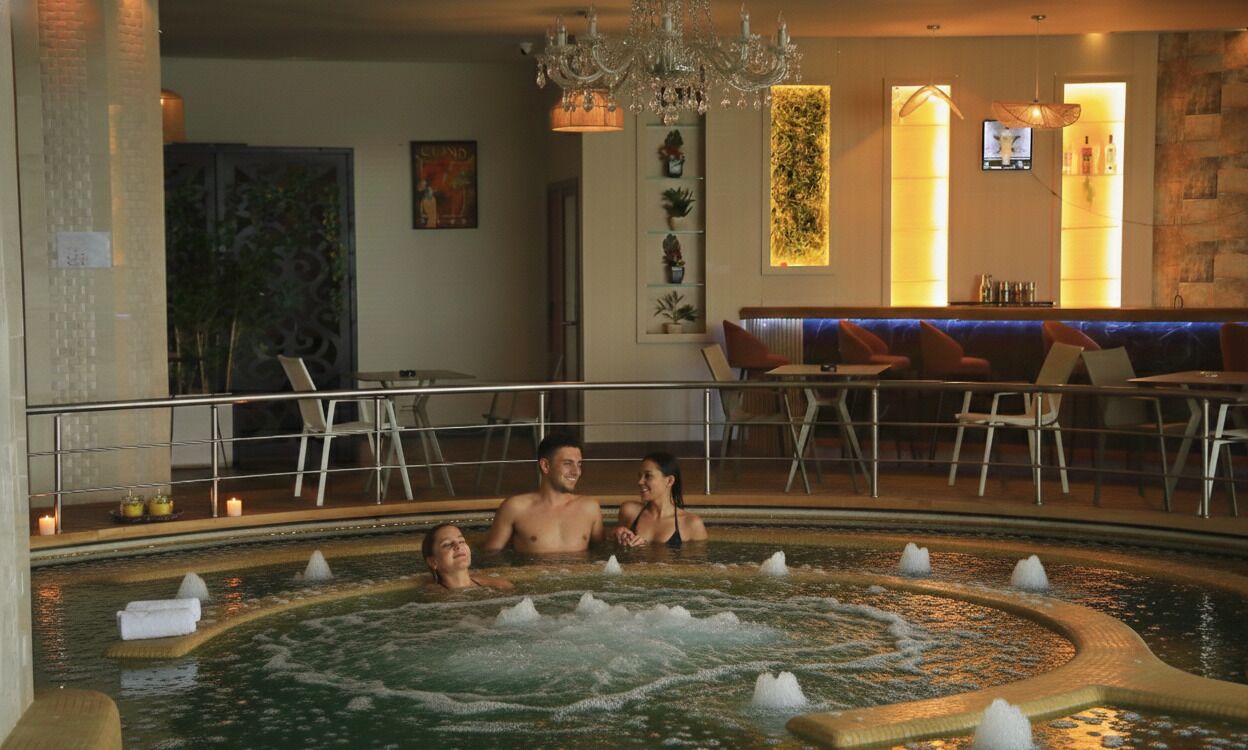 Una piscina techada, sillones reclinables de piscina