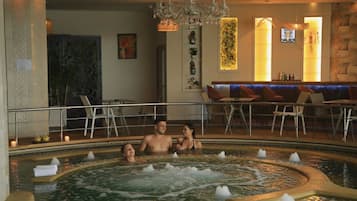Una piscina techada, sillones reclinables de piscina