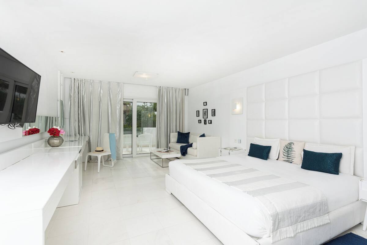 Deluxe Double Room | Minibar, in-room safe, desk, soundproofing