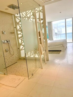 Minibar, in-room safe, desk, soundproofing - Hotel La Tour Blanche (La Marsa)