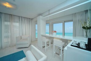 Minibar, caja de seguridad en la habitación y escritorio