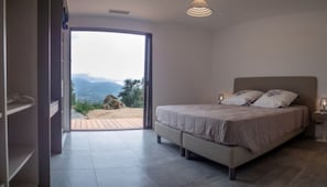 4 chambres, bureau, fer et planche à repasser, accès au Wi-Fi (inclus)