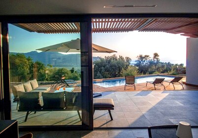 NEW // Contemporary villa - large terrace - heated swimming pool