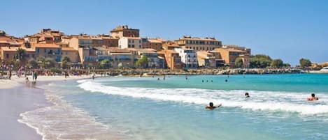 Ubicación cercana a la playa, tumbonas y toallas de playa