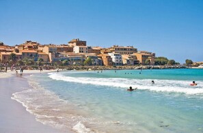 Una spiaggia nelle vicinanze, lettini da mare, teli da spiaggia