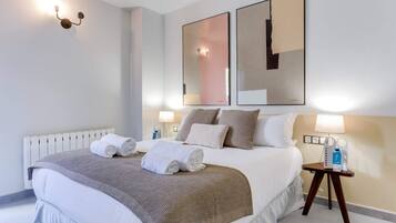 4 slaapkamers, een bureau, een strijkplank/strijkijzer, gratis wifi