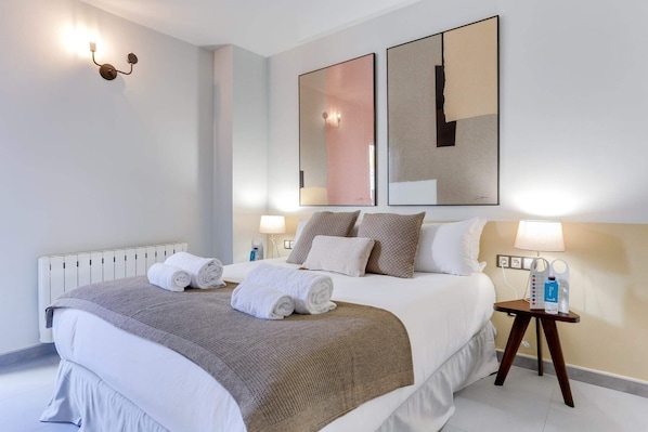3 bedrooms, desk, iron/ironing board, free WiFi
