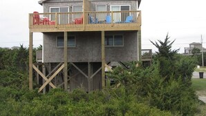 Uma casa de dois andares com uma varanda no andar superior.