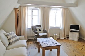 DVD player - The "Möwennest" vacation apartment in the small, lovingly restored captain's house, directly on Kappeln harbor, is beautifully and comfortably furnished (Kappeln)