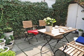 Outdoor dining - The "Möwennest" vacation apartment in the small, lovingly restored captain's house, directly on Kappeln harbor, is beautifully and comfortably furnished (Kappeln)
