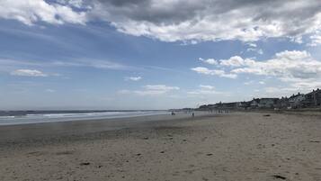 Beach nearby, sun loungers, beach towels
