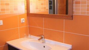 Bathtub, bidet, towels, toilet paper