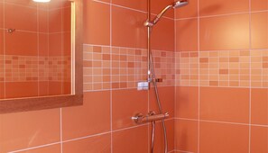 Badewanne, Bidet, Handtücher, Toilettenpapier