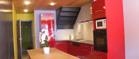 Geladeira, micro-ondas, fogão, cooktop