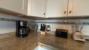 Cafetera y tetera y utensilios de cocina