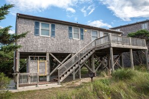 Exterior - The Beach Bux cottage is located one lot back and easy access to the beach! (Frisco)
