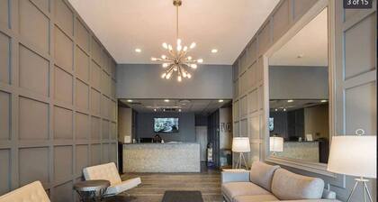 Stylish 2BR Apartment w Free onsite Parking, Gym, Full Kitchen