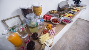 Ein reichhaltiges Buffet mit verschiedenen Speisen und Getränken.