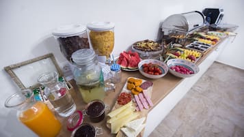 Daily full breakfast (RON 35 per person)