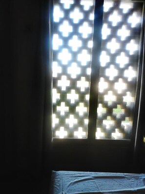 Tabla de planchar con plancha, wifi gratis y ropa de cama 