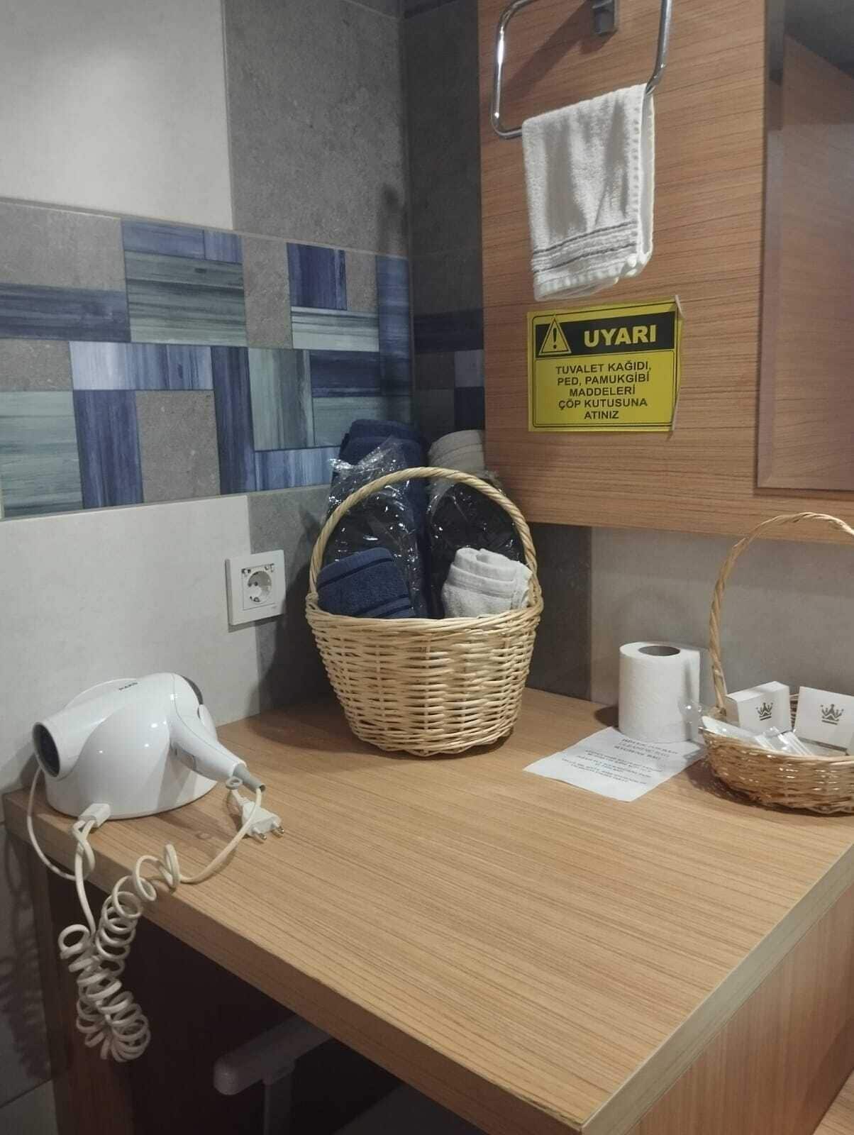 遮光カーテン、アイロン / アイロン台、WiFi (無料)、ベッドシーツ