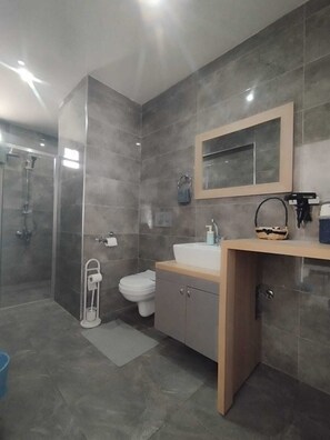 Royal kamer | Badkamer | Een douche, een regendouche, gratis toiletartikelen, een haardroger