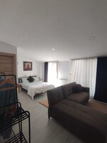 Cortinas blackout, tabla de planchar con plancha y wifi gratis 