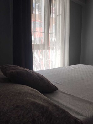 Cortinas blackout, tabla de planchar con plancha y wifi gratis