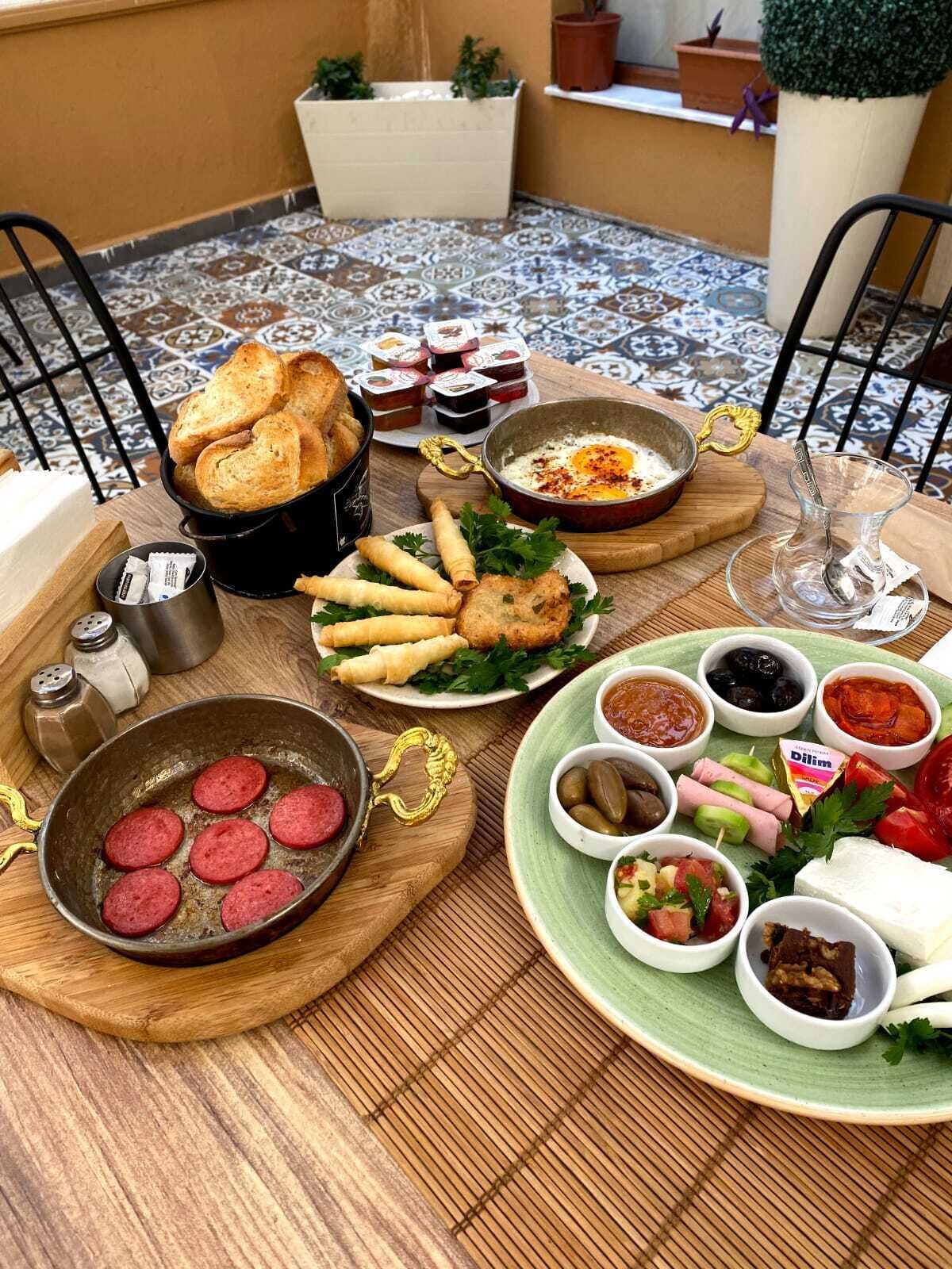 free daily full breakfast