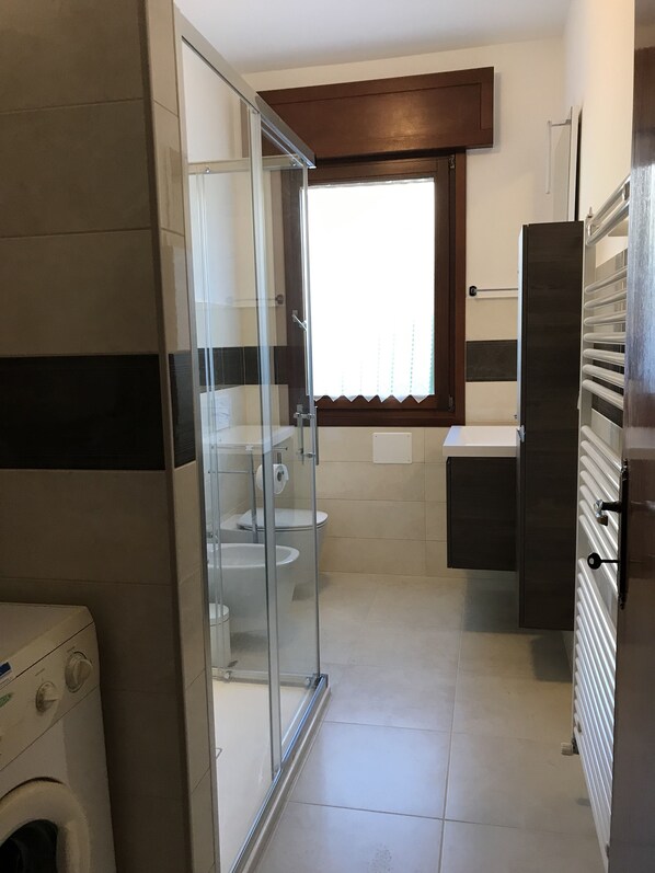 Shower, hair dryer, bidet, towels - New and Lovely Apartment, 10 minutes from Venice, 2 bedrooms, air conditioning. (Mestre Venezia)