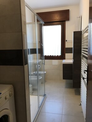 Douche, séchoir à cheveux, bidet, serviettes fournies