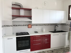 Réfrigérateur, four, plaque de cuisson, lave-vaisselle