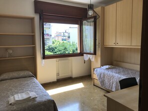 2 chambres, fer et planche à repasser, Wi-Fi, draps fournis