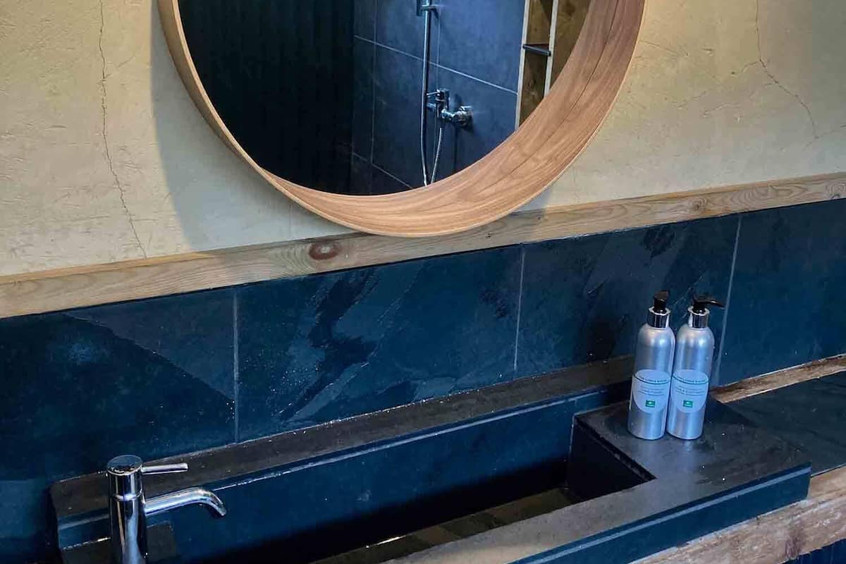 Vierpersoonskamer, en-suite badkamer (The Refuge) | Luxe beddengoed, donzen dekbedden, individueel gedecoreerd