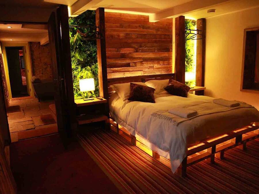 Kahden hengen huone (The Coal Store) | Ylelliset vuodevaatteet, untuvapeitot, yksilöllisesti sisustettu