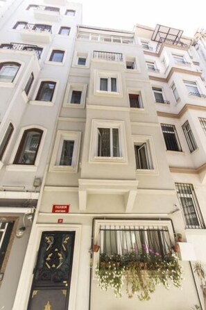 Front of property - Yildirim Apart (Istanbul)