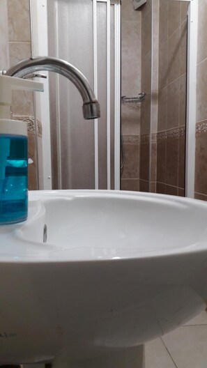 Shower, hydromassage showerhead, hair dryer, slippers - Yildirim Apart (Istanbul)