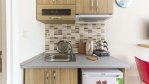 Studio Suite | Private kitchenette | Fridge, stovetop, electric kettle, cookware/dishes/utensils - Yildirim Apart (Istanbul)